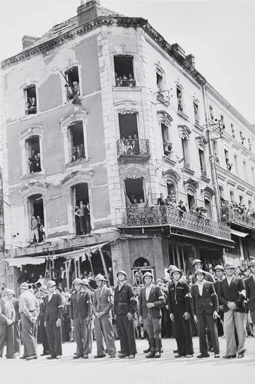 [FFI members standing guard for General DeGaulle on his way to Paris]
