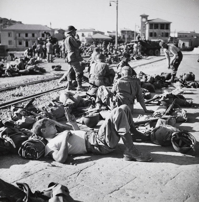 [Troops waiting on the beach, waiting and preparing for the invasion of Italy]