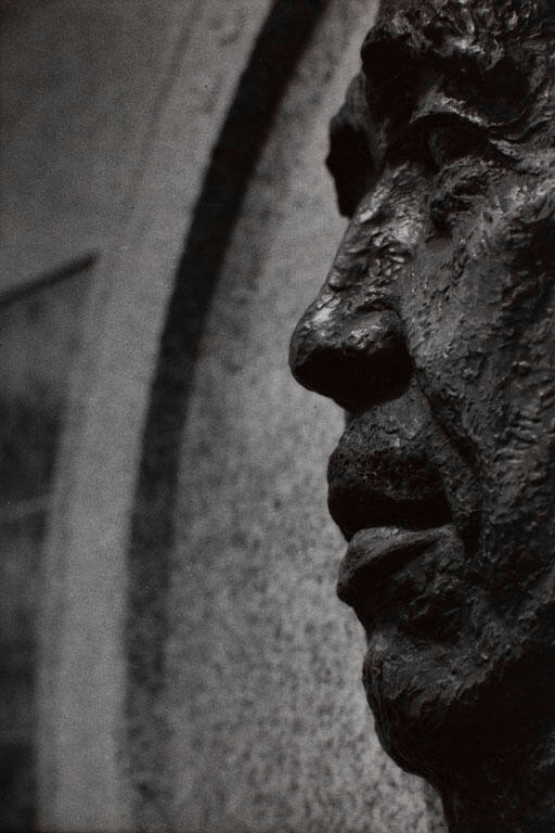 Hitachi: Statue in profile