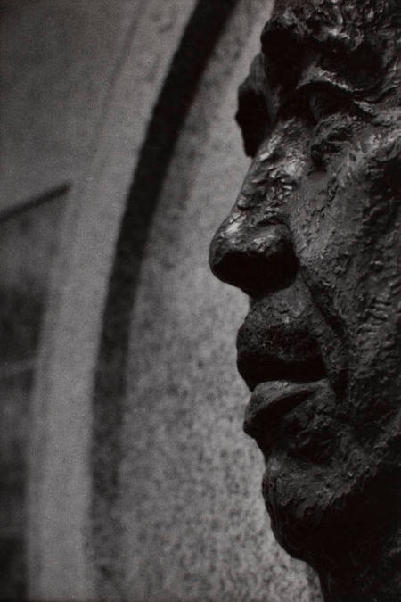 Hitachi: Statue in profile