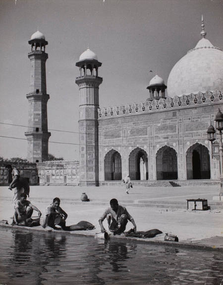 [Muslims taking water from a pool in front of a mosque, Lahore, India]