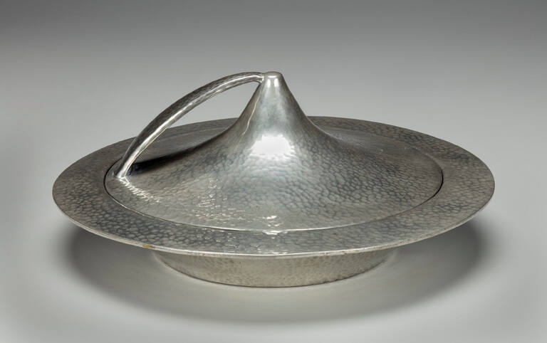 Entree dish with handle