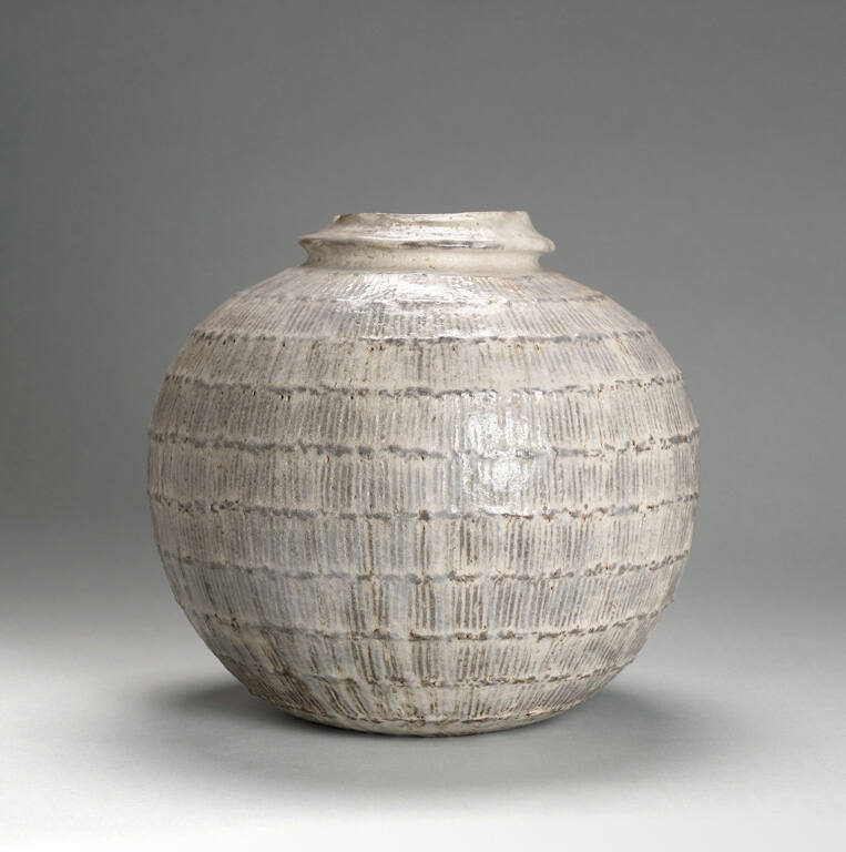 Globular jar in the form of a straw wrapping basket