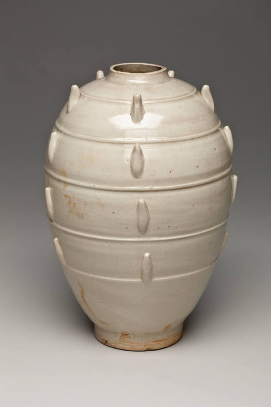Large Yue-type southern celadon jar with 
