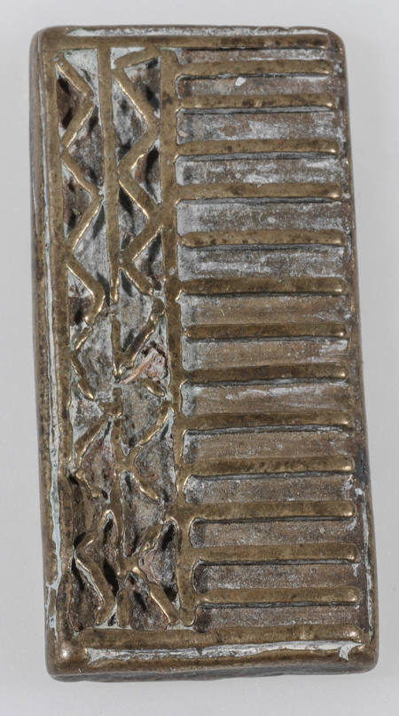Rectangular goldweight with two wavy lines and some straight