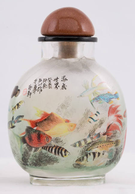 Snuff bottle with design entitled The World of the Ocean Bottom