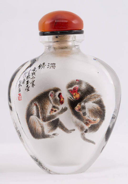 Snuff bottle with design of monkeys