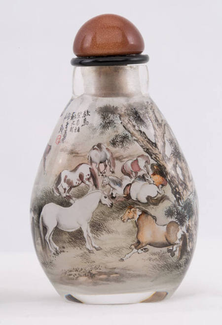 Snuff bottle with design of horses