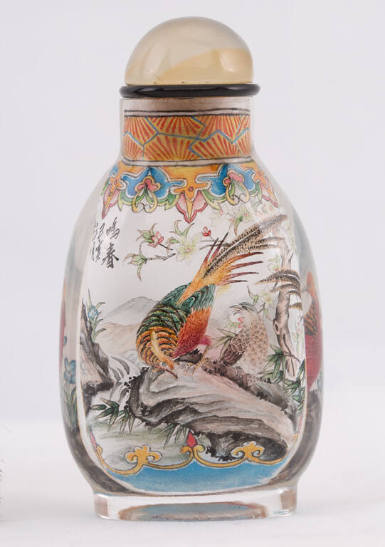 Snuff bottle with design of Chinese pheasants