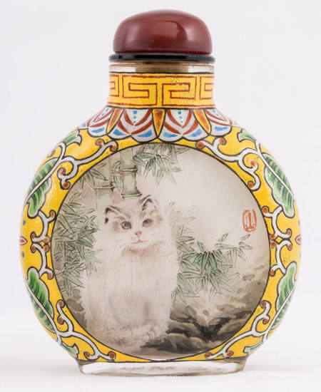 Snuff bottle with design of a cat among flowers