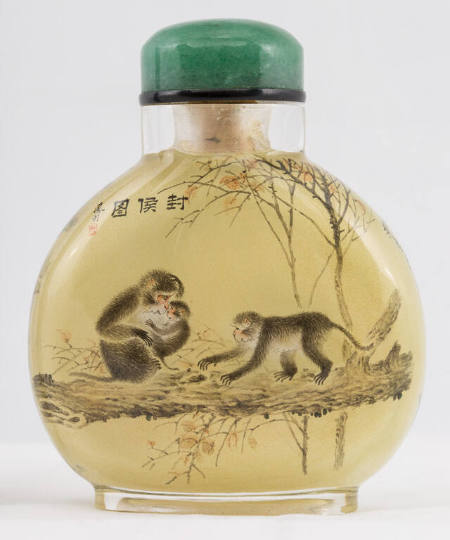 Snuff bottle with design of mother and baby monkeys
