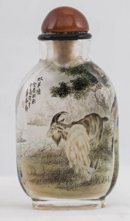 Snuff bottle with design of goats