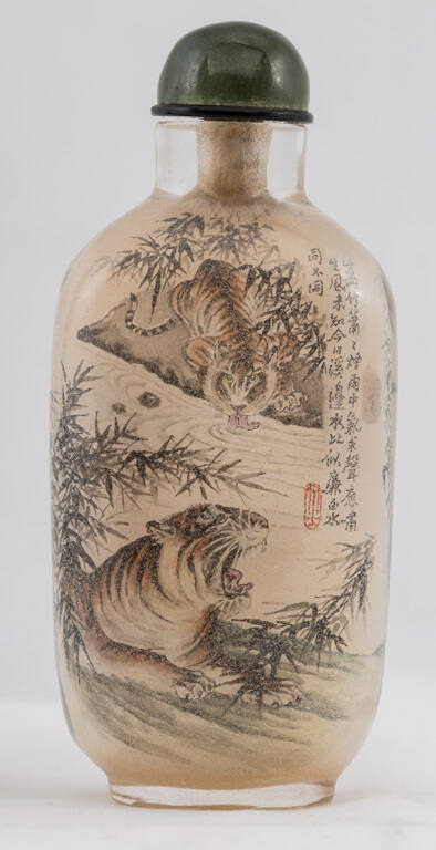 Snuff bottle with design of tigers