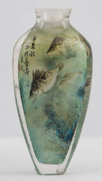 Snuff bottle with design of swimming fish