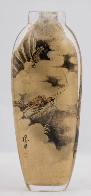 Snuff bottle with design of dragons in the sky