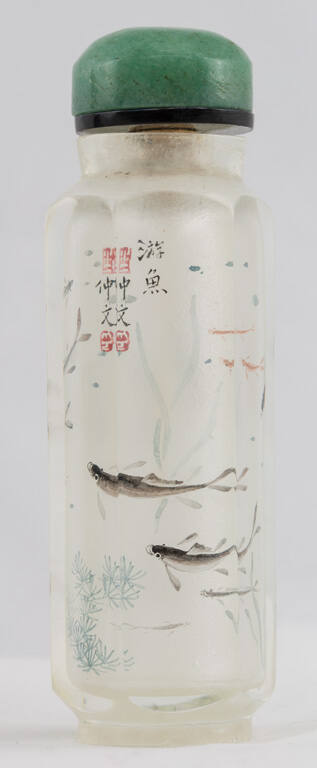 Snuff bottle with design of swimming fish