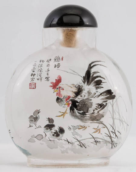 Snuff bottle with design of mother hen and chicks