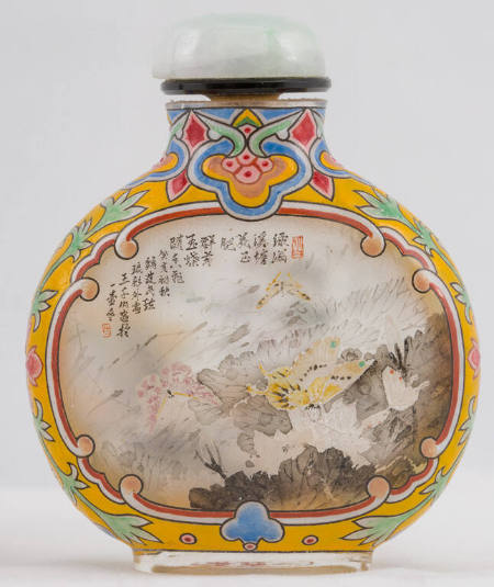 Snuff bottle with design of flowers and butterflies