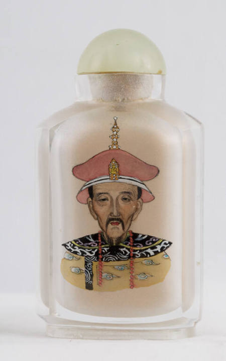 Snuff bottle with portrait of Emperor Kangxi