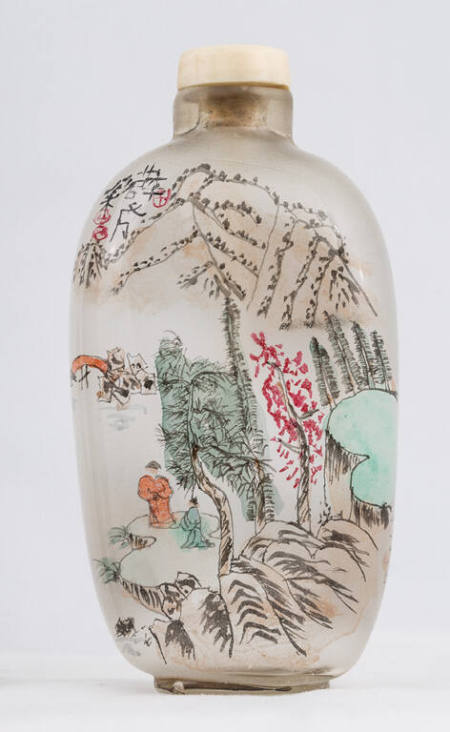 Snuff bottle with design of mountainous landscape