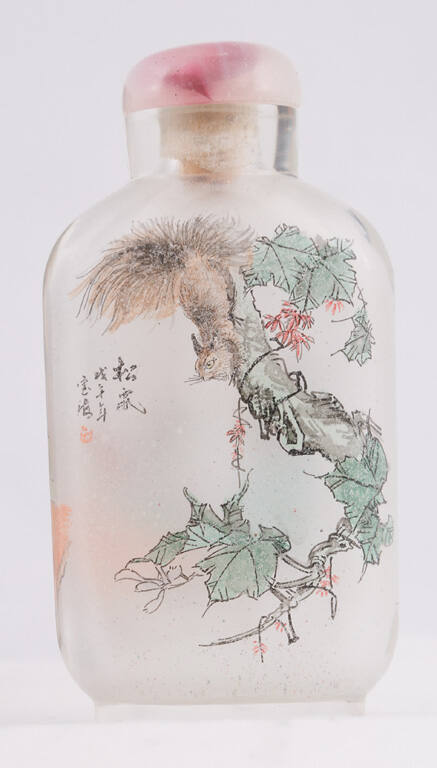Snuff bottle with scenes from Dream of the Red Chamber