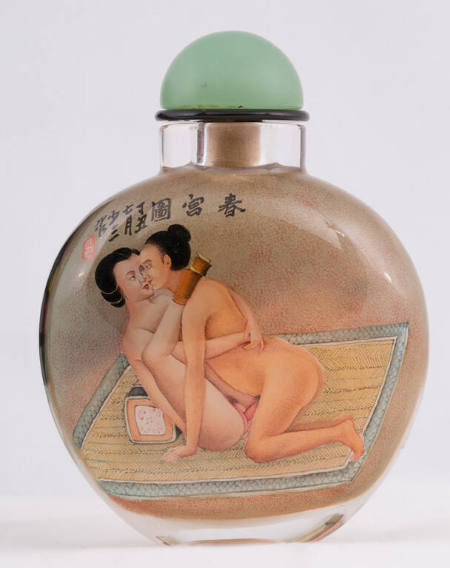 Snuff bottle with erotic scenes