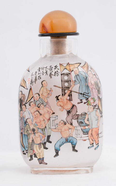 Snuff bottle with design of acrobats