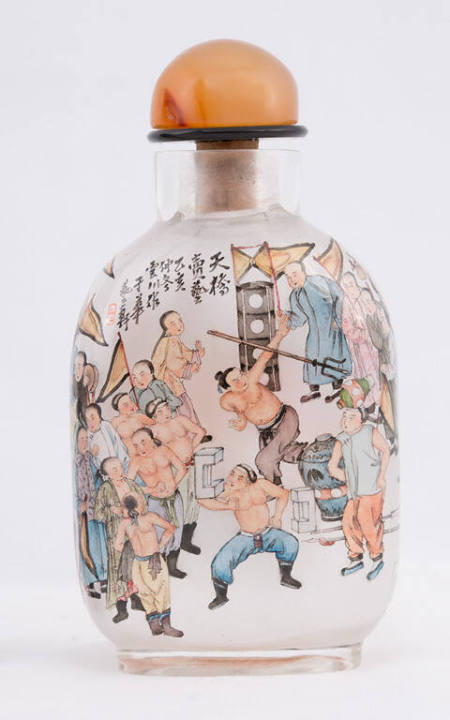 Snuff bottle with design of acrobats