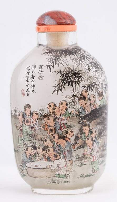 Snuff bottle with design of 100 Boys