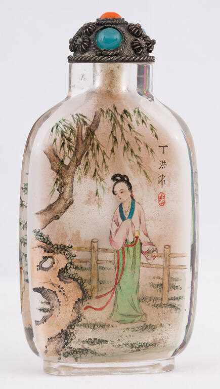 Snuff bottle with design of a musician playing a flute