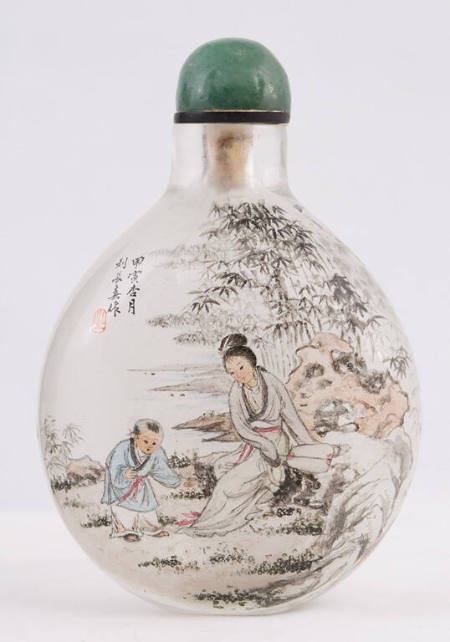 Snuff bottle with design of a mother and child