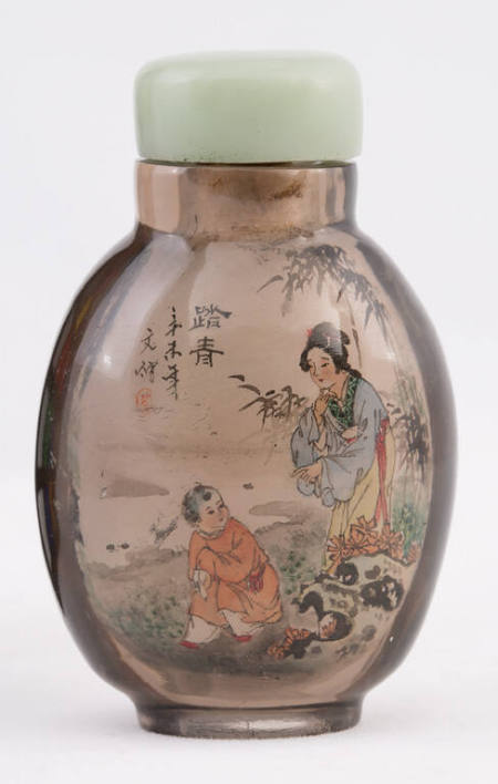 Snuff bottle with design of a mother and child