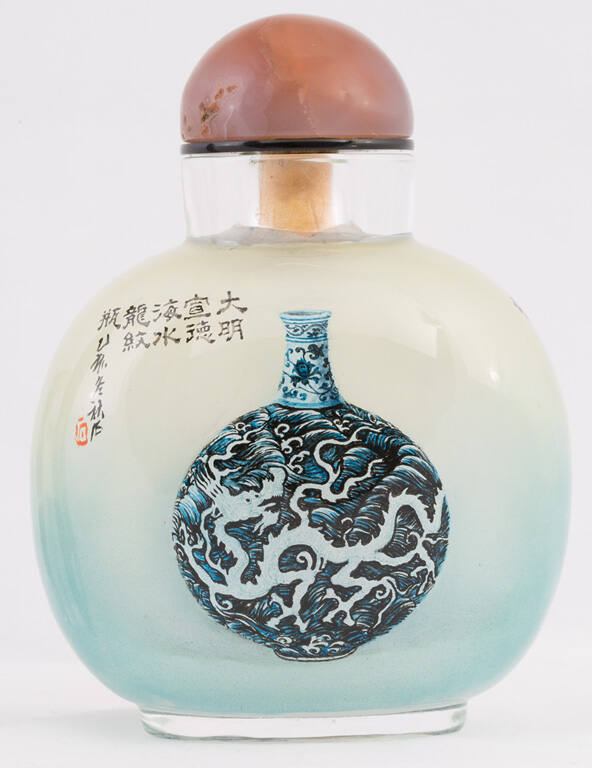 Snuff bottle with design of Ming blue-and-white vase