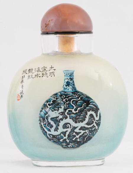 Snuff bottle with design of Ming blue-and-white vase