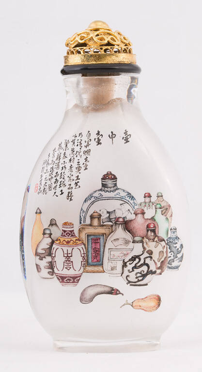 Snuff bottle with design of snuff bottles