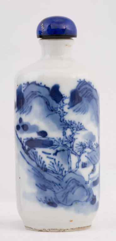 Snuff bottle with design of mountain landscape