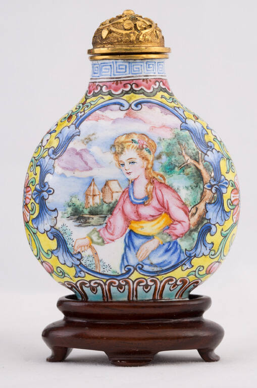 Snuff bottle with design of a European lady