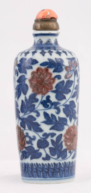 Snuff bottle with design of chrysanthemums