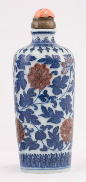 Snuff bottle with design of chrysanthemums
