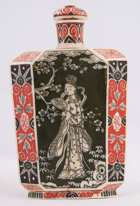 Snuff bottle with design of women
