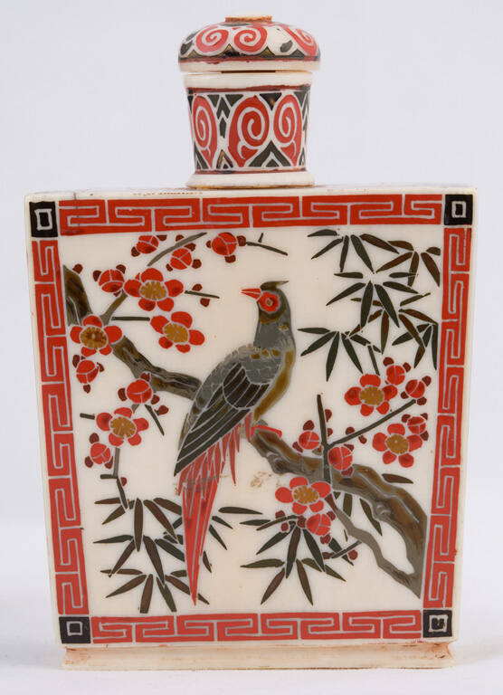 Snuff bottle with design of woman and phoenix