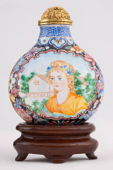Snuff bottle with design of women