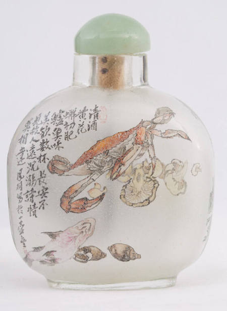 Snuff bottle with design of crab and peonies