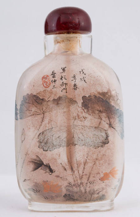 Snuff bottle with design of a lotus pond