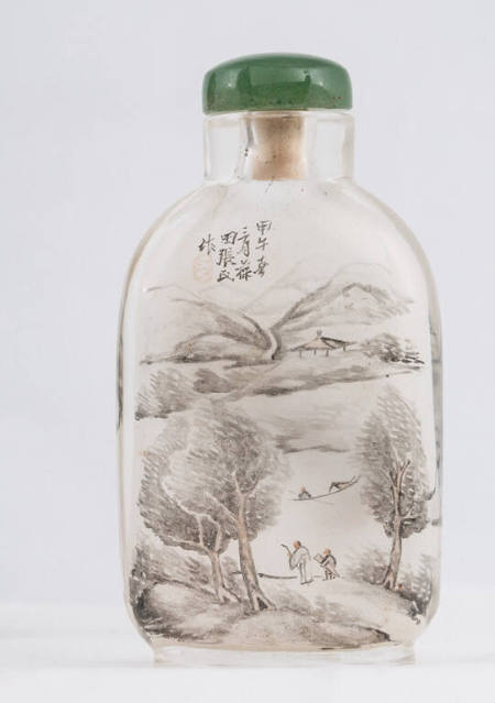 Snuff bottle with design of mountainous landscape