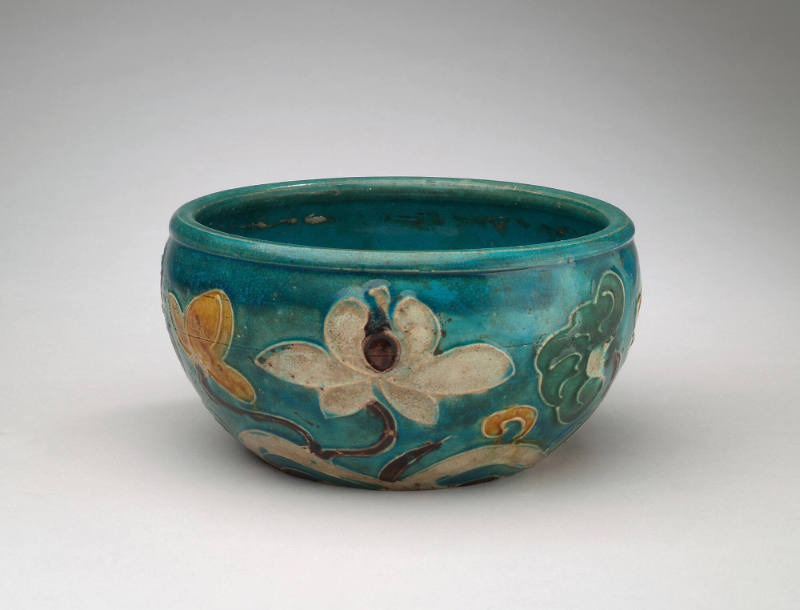 Bowl with floral design, Fahua ware